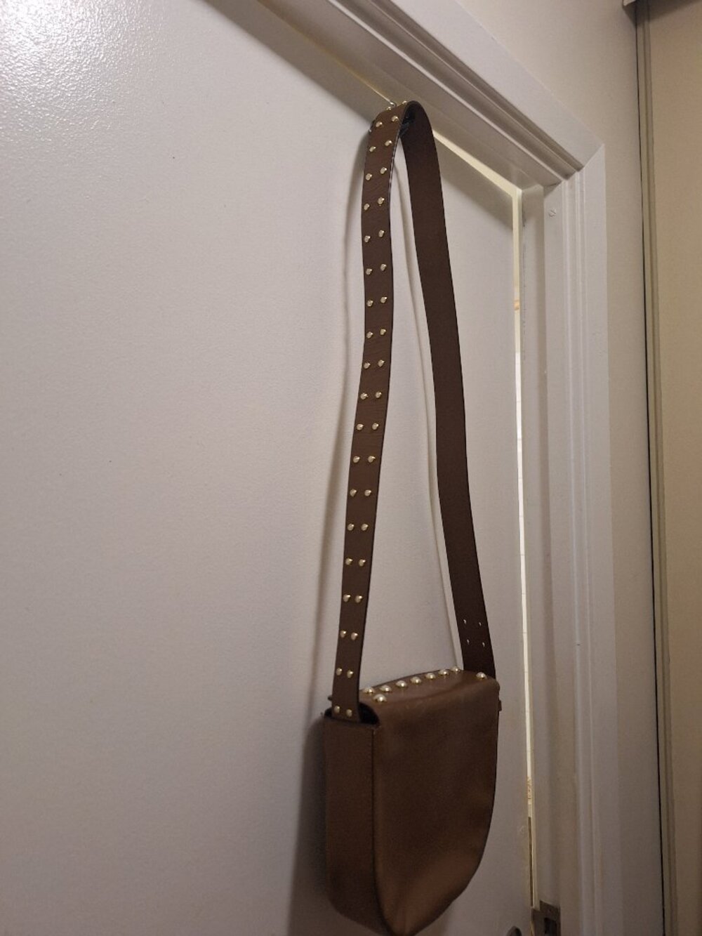 ISAAC MIZRAHI HAND BAG.